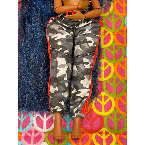 L.O.L Suprise OMG 2.8 - Downtown B.B Blue Long Hair Camo Pants 21A - Picture 3 of 6